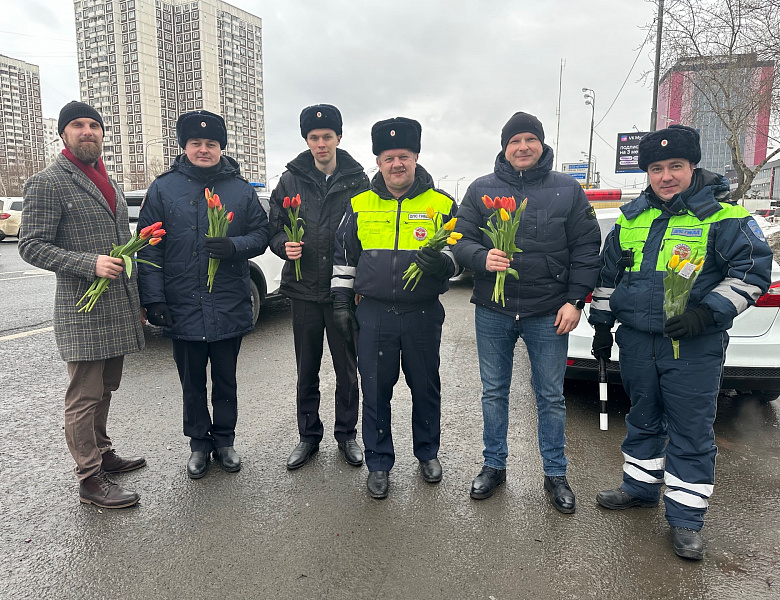 В Восточном округе полицейские совместно с общественниками провели акцию «Цветы для автоледи»