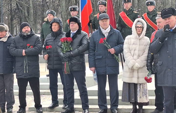 Новогиреевцы почтили память воинов-интернационалистов у памятника «Скорбящие матери»