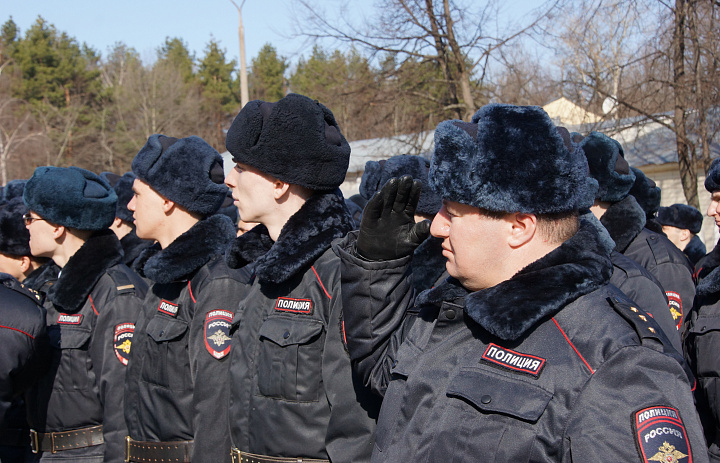 Жителей района Новогиреево и сотрудников ОМВД поздравили с Днём полиции