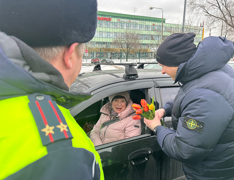 В Восточном округе полицейские совместно с общественниками провели акцию «Цветы для автоледи»