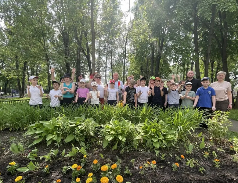 В новогиреевской школе № 1324 при поддержке депутатского корпуса прошла акция «Цвети, школа!»