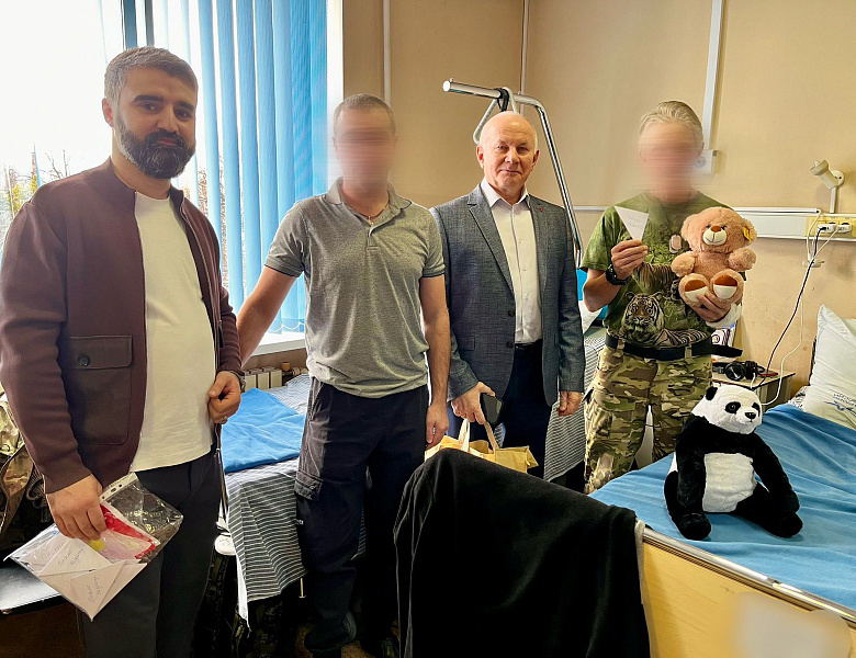 Новогиреевские депутаты передали в московский госпиталь детские письма, шерстяные носки и домашнюю выпечку