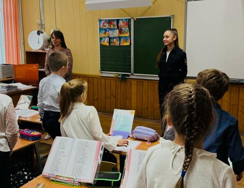 «Сообщи, где торгуют смертью»: сотрудники полиции ВАО проводят лекции для школьников