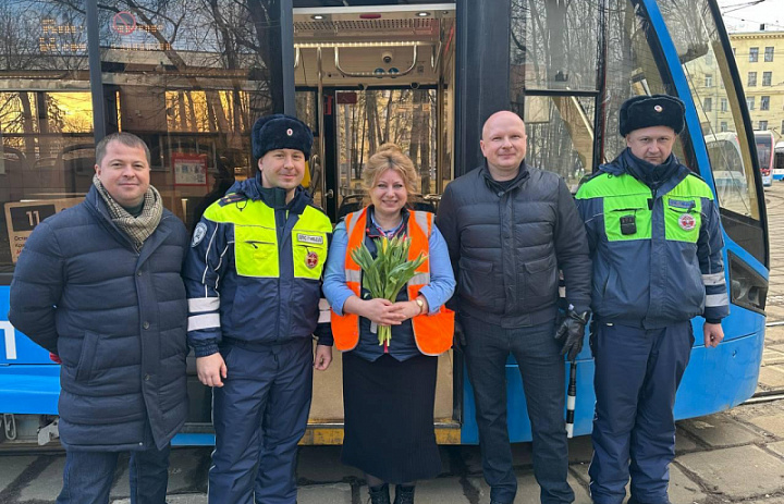 Полицейские совместно с Общественным советом при УВД по ВАО провели акцию «Цветы для автоледи»