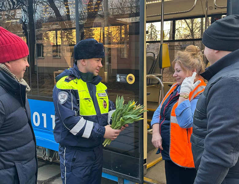 Полицейские совместно с Общественным советом при УВД по ВАО провели акцию «Цветы для автоледи»