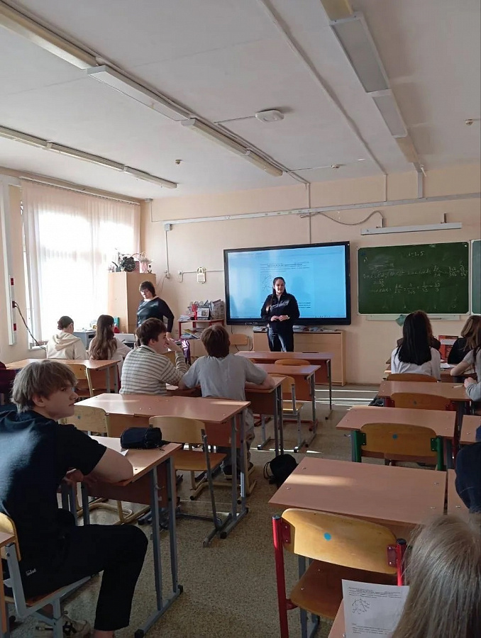 Сотрудники полиции провели профилактические беседы по кибербезопасности со столичными школьниками