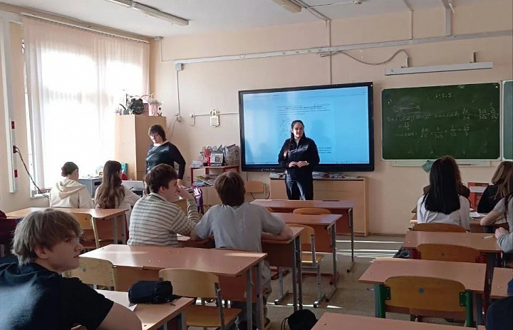 Сотрудники полиции провели профилактические беседы по кибербезопасности со столичными школьниками