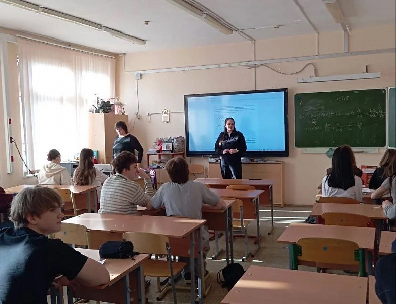 Сотрудники полиции провели профилактические беседы по кибербезопасности со столичными школьниками