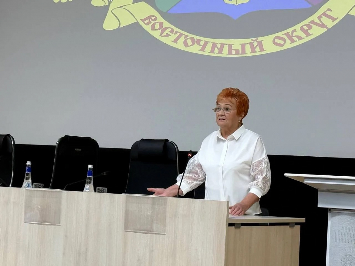 Председатель Совета ветеранов УВД по ВАО Надежда Козлова провела патриотическую встречу с личным составом в честь Дня Государственного флага РФ