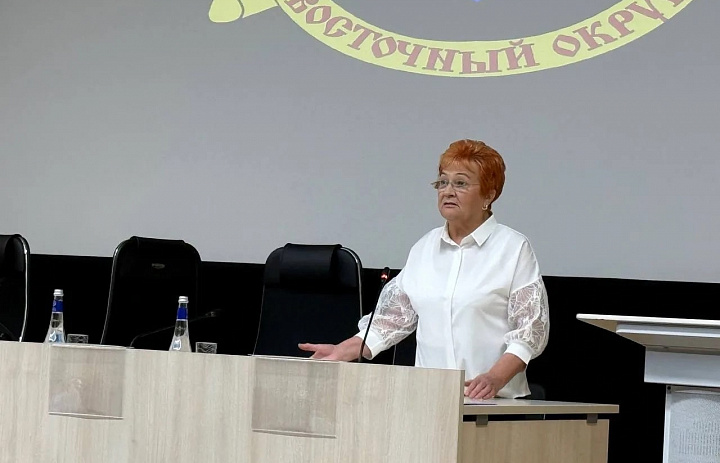 Председатель Совета ветеранов УВД по ВАО Надежда Козлова провела патриотическую встречу с личным составом в честь Дня Государственного флага РФ