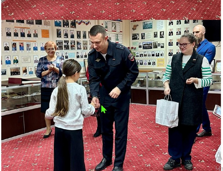 Представители Общественного совета при УВД по ВАО совместно с полицейскими наградили ребят за участие в творческих конкурсах, проводимых Министерством внутренних дел России