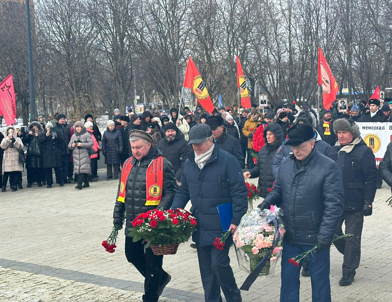 Новогиреевцы почтили память воинов-интернационалистов у памятника «Скорбящие матери»