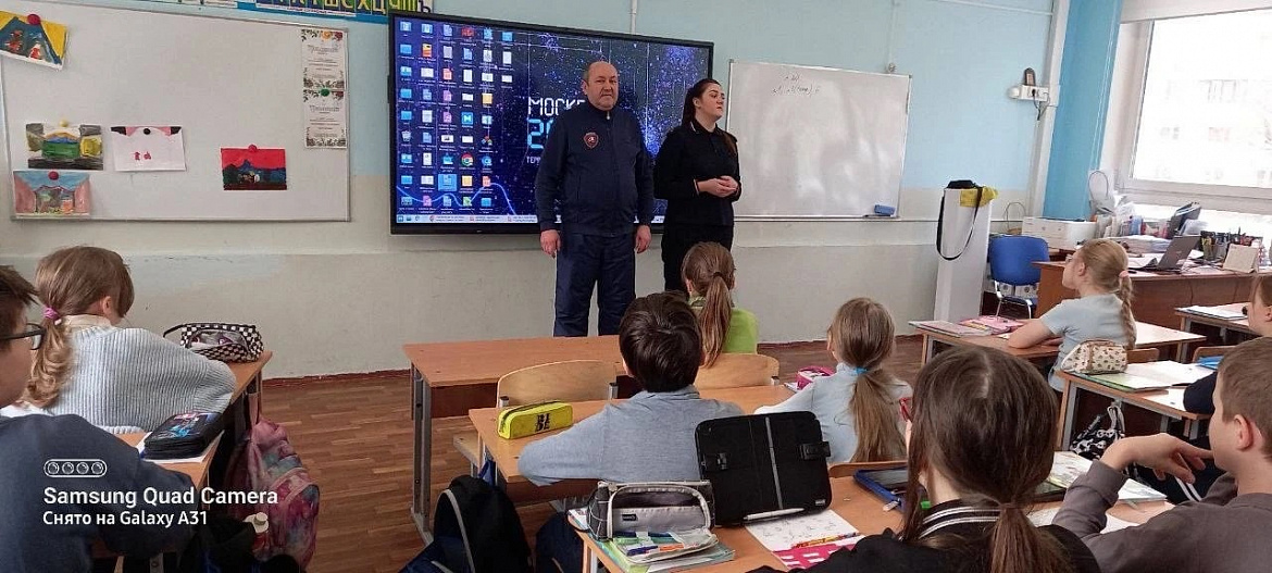 Полицейские провели уроки правовой грамотности для школьников в районах Ивановское и Метрогородок