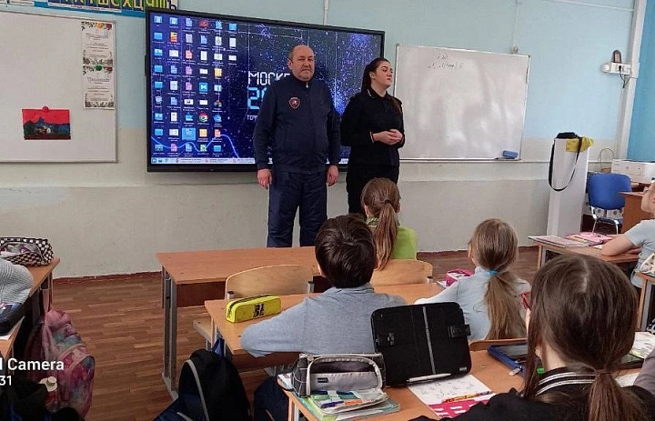Полицейские провели уроки правовой грамотности для школьников в районах Ивановское и Метрогородок