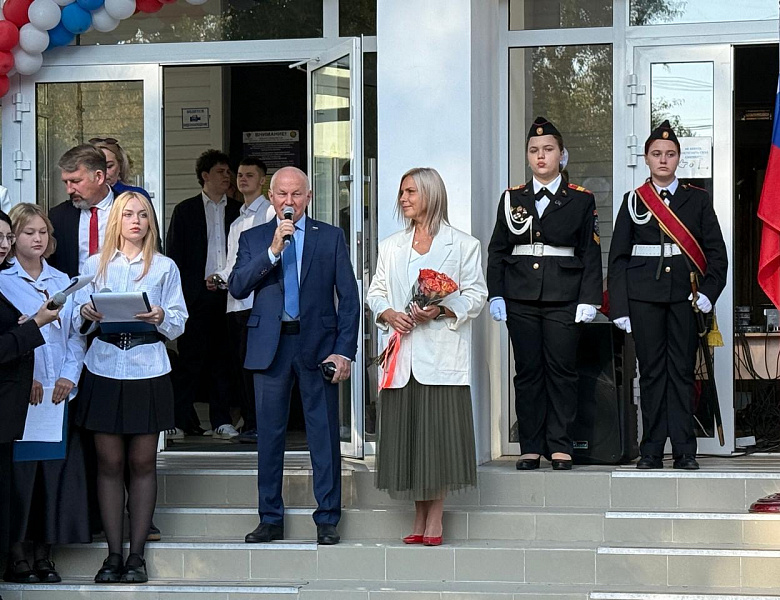 Глава МО Новогиреево в День знаний побывал на школьных линейках