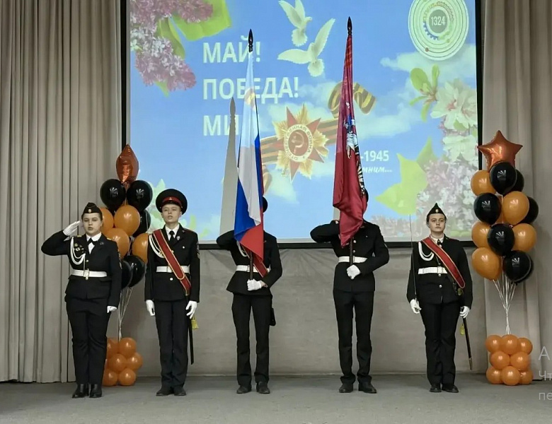 Новогиреевские школьники и муниципальные депутаты поздравил ветеранов труда с наступающим праздником весны и труда