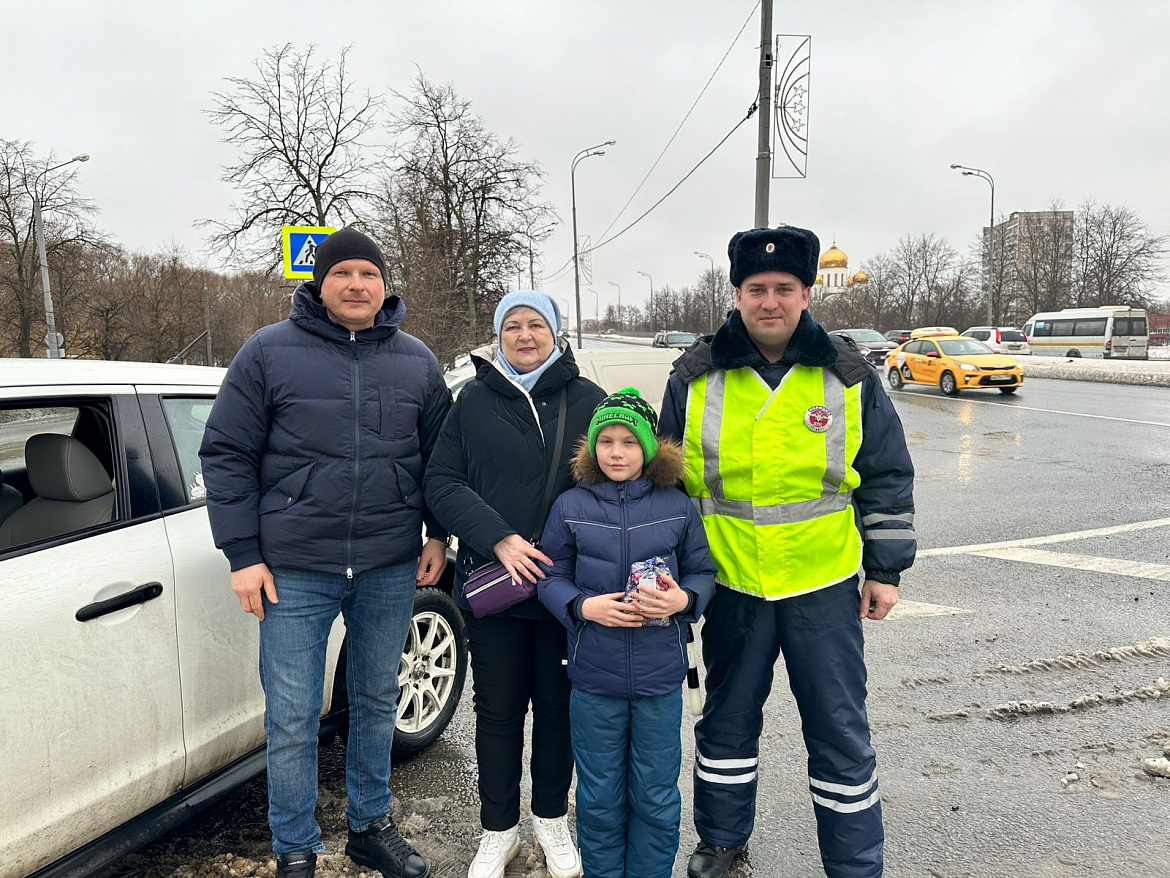 Сотрудники УВД по ВАО поздравили детей с наступающим Новым годом