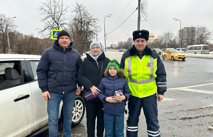 Сотрудники УВД по ВАО поздравили детей с наступающим Новым годом
