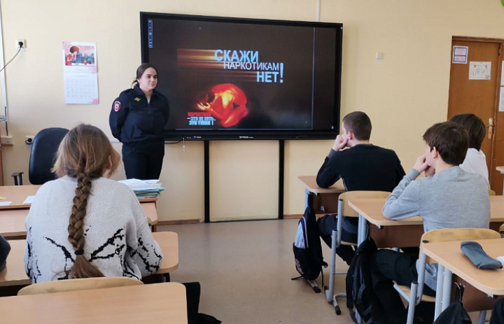 В районе Сокольники полицейские провели профилактические лекции с учениками школ