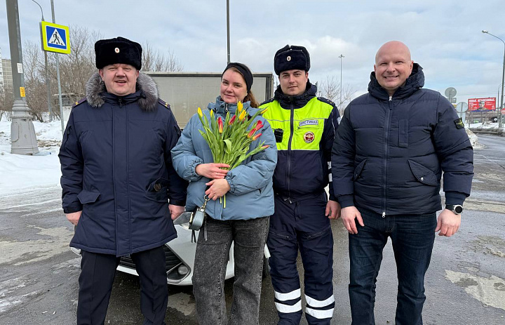 Праздничный патруль: в Восточном округе столицы полицейские поздравили женщин-водителей с 8 Марта