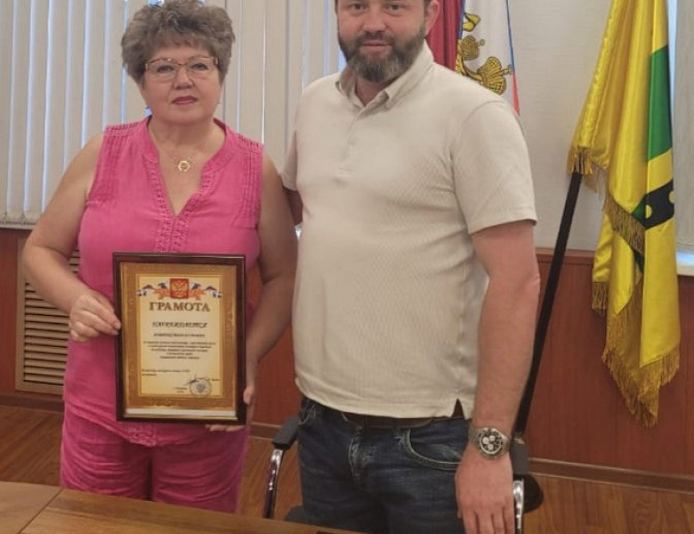 Депутату из Новогиреева Вере Боринец вручена грамота за активную помощь СВО