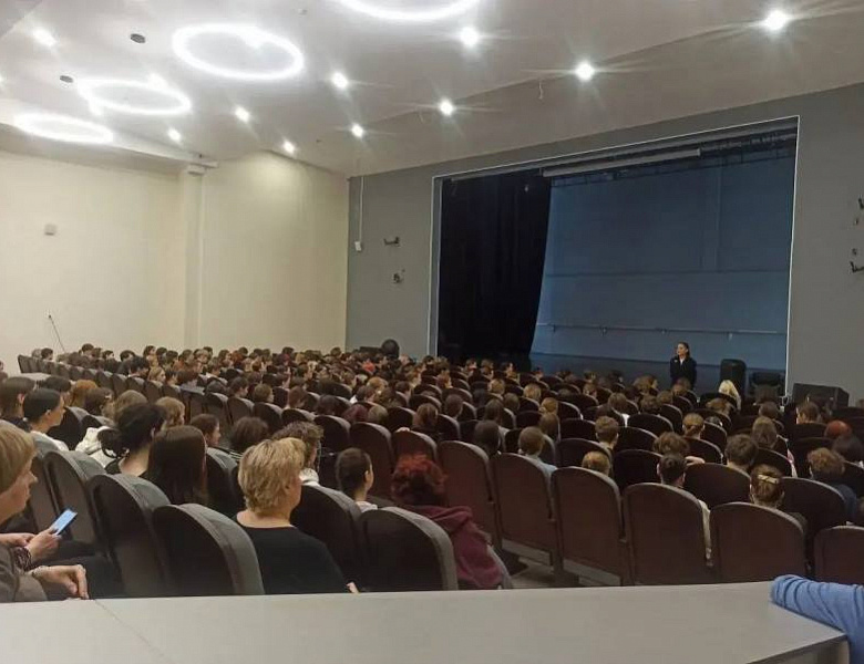 Полицейские Восточного округа Москвы провели мероприятия по патриотическому воспитанию и правовой грамотности молодежи в Колледже музыкально-театрального искусства имени Г. П. Вишневской