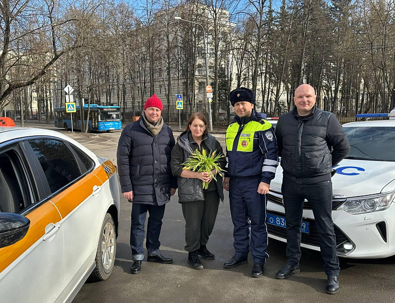 Полицейские совместно с Общественным советом при УВД по ВАО провели акцию «Цветы для автоледи»