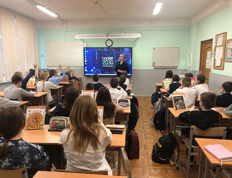 Полицейские ВАО проводят профилактические лекции для школьников