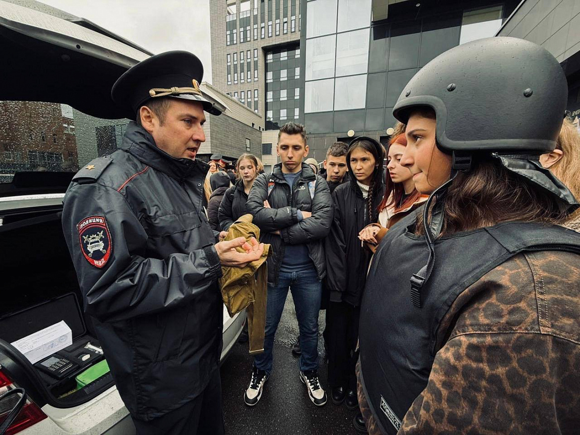В Управлении внутренних дел по ВАО ГУ МВД России по г.Москве прошел День открытых дверей для школьников Восточного округа