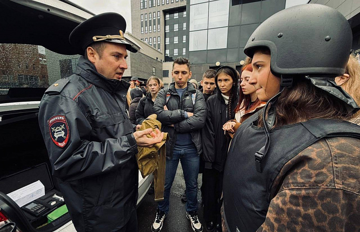 В Управлении внутренних дел по ВАО ГУ МВД России по г.Москве прошел День открытых дверей для школьников Восточного округа