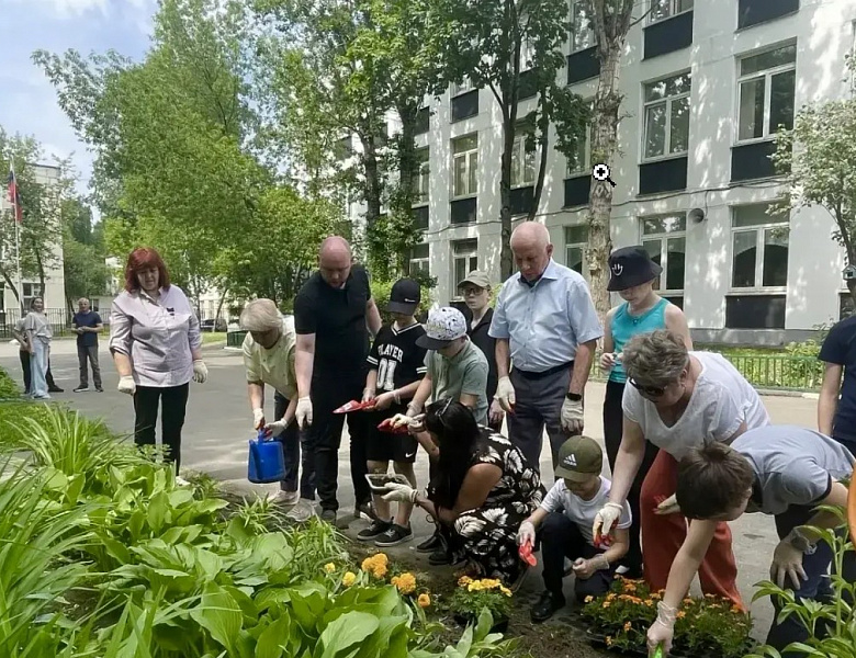 В новогиреевской школе № 1324 при поддержке депутатского корпуса прошла акция «Цвети, школа!»