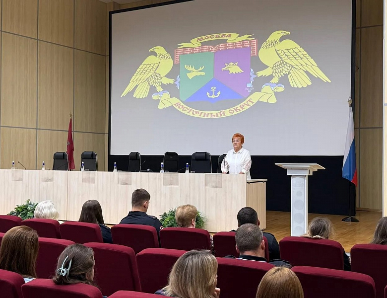 Председатель Совета ветеранов УВД по ВАО Надежда Козлова провела патриотическую встречу с личным составом в честь Дня Государственного флага РФ