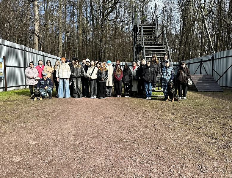 Член Общественного совета УВД по ВАО Галина Горбунова организовала экскурсию для студентов технического колледжа в Центр кинологической службы