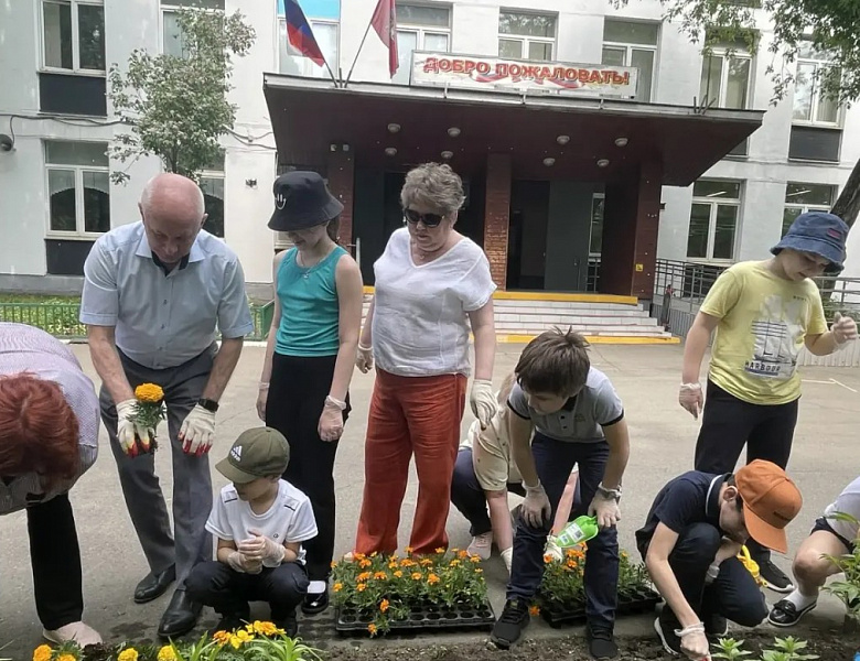 В новогиреевской школе № 1324 при поддержке депутатского корпуса прошла акция «Цвети, школа!»