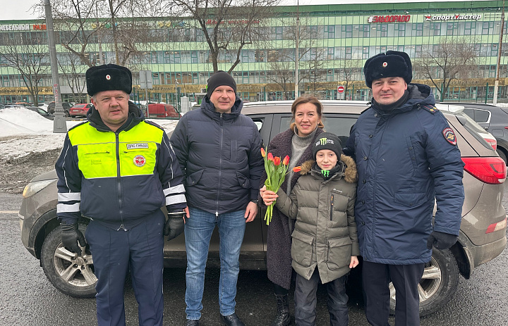 В Восточном округе полицейские совместно с общественниками провели акцию «Цветы для автоледи»