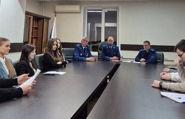 Перовская прокуратура совместно с Советом ветеранов прокуратуры г. Москвы провела круглый стол, посвященный Дню российского студенчества
