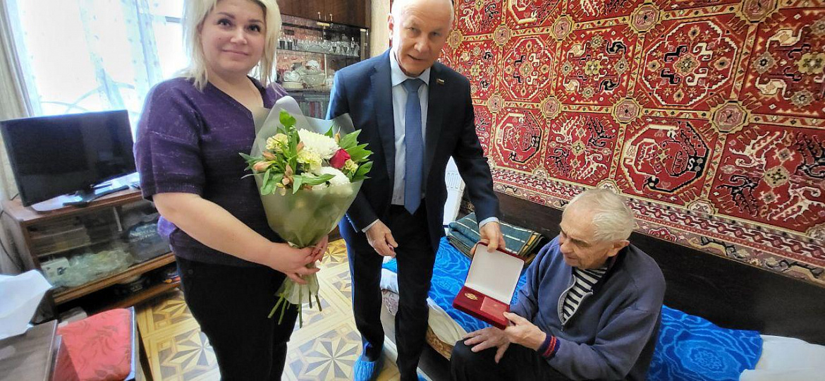Новогиреевским ветеранам вручили удостоверения Почётных жителей района