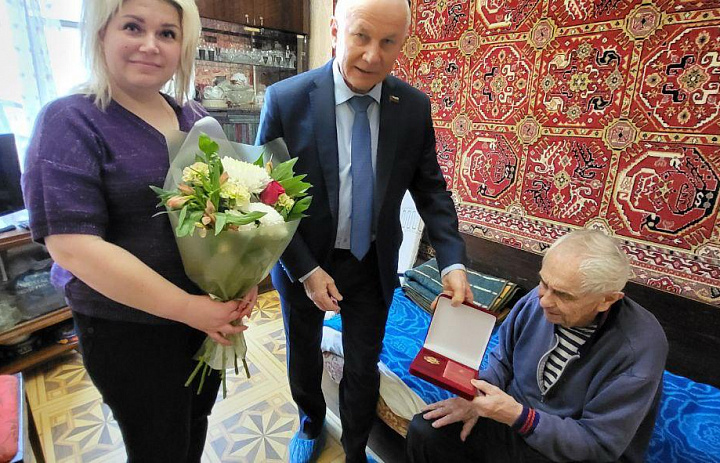 Новогиреевским ветеранам вручили удостоверения Почётных жителей района