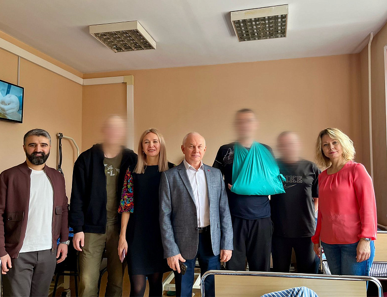Новогиреевские депутаты передали в московский госпиталь детские письма, шерстяные носки и домашнюю выпечку