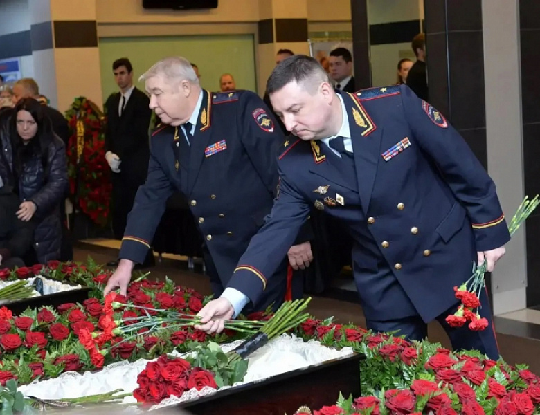 Московские полицейские провожают в последний путь своих коллег, выполнивших служебный долг ценой собственной жизни