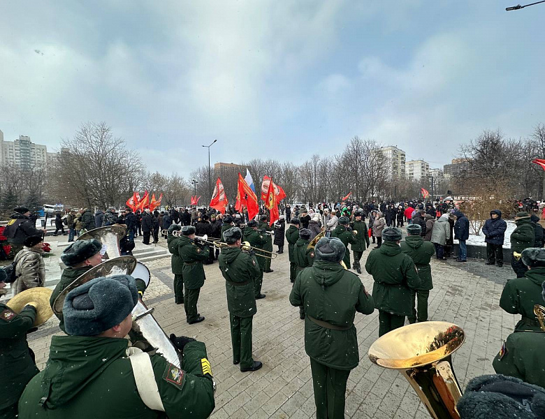 Новогиреевцы почтили память воинов-интернационалистов у памятника «Скорбящие матери»