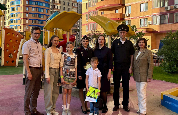 В преддверии Дня семьи, любви и верности полицейские и общественники на востоке столицы поздравили многодетную семью полицейского