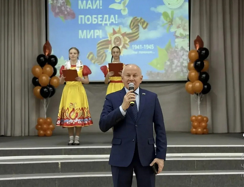 Новогиреевские школьники и муниципальные депутаты поздравил ветеранов труда с наступающим праздником весны и труда