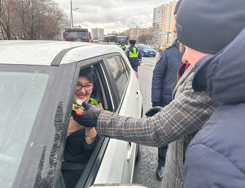 В Восточном округе полицейские совместно с общественниками провели акцию «Цветы для автоледи»