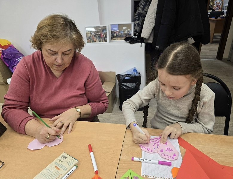Новогиреевцы изготовили сердечки с теплыми пожеланиями к Международному женскому дню